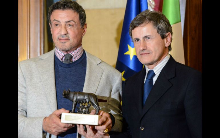 Sylvester Stallone recibe hoy en el Ayuntamiento de Roma una reproducción de la Loba Capitolina. AFP  /
