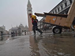 Un hombre empuja sus pertenencias por las calles inundadas de Venecia, Italia. EFE  /