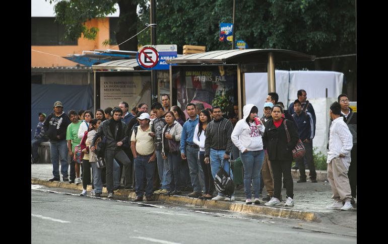 La suspensión del servicio provocó largas filas para las pocas rutas en funcionamiento.  /