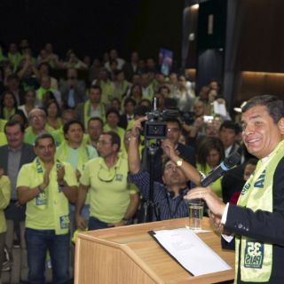 Correa inscribe su candidatura a la reelección en Ecuador