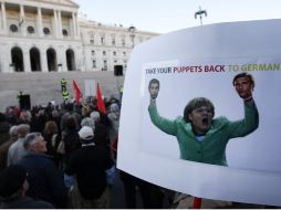 Cientos de manifestantes protestaron contra la visita de la canciller alemana, Ángela Merkel, a Portugal. EFE  /