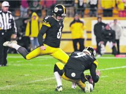 Shaun Suisham (izquierda) le dio el triunfo a la ''Cortina de acero''. La mala noticia fue la lesión del mariscal de campo. AP  /