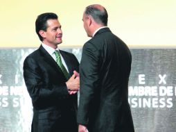 Cumbre de negocios. Enrique Peña Nieto, saluda al gobernador de Querétaro, José Calzada Rovirosa. EL UNIVERSAL  /