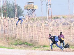 Ciudadanos sirios desafían las púas de la frontera con Turquía para llegar a la provincia de Sanliurfa, en Ceylanpinar. AFP  /