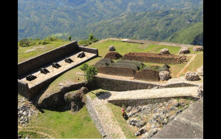 Un ejemplo sería: Un millón de turistas llegan para experimentar qué se siente tener un pie en el hemisferio norte. ARCHIVO  /