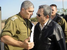 El ministro israelí de Defensa, Ehud Barak (d), visita una base militar cerca de Gaza. AFP  /