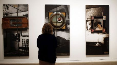 Personal de la Tate Modern observan la obra pictórica 'NSK Embassy Moscow', realizada por el colectivo de artistas esloveno Irwin. EFE  /