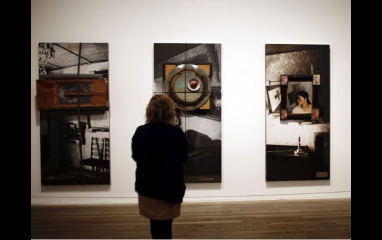 Personal de la Tate Modern observan la obra pictórica 'NSK Embassy Moscow', realizada por el colectivo de artistas esloveno Irwin. EFE  /