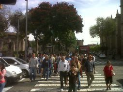 Salvador Cabrera Vera (camisa blanca) y su grupo de vendedores caminan hacia el Palacio Municipal para hablar con autoridades.  /