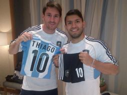 ''Promesa cumplida!!'' escribió Agüero (d) en su cuenta. Imagen de @‏aguerosergiokun. ESPECIAL  /