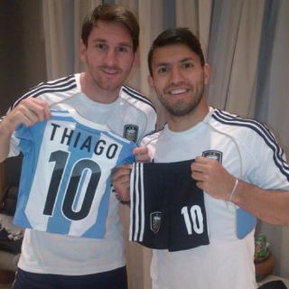 ''Kun'' hace regalo al hijo de Messi