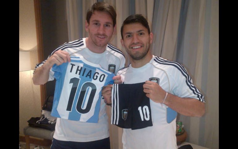 ''Promesa cumplida!!'' escribió Agüero (d) en su cuenta. Imagen de @‏aguerosergiokun. ESPECIAL  /