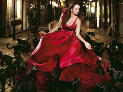 Penélope Cruz juega con la superstición de los gatos negros. EFE  /
