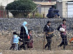 Una familia siria escapa de un bombardeo aéreo en la ciudad fronteriza turca de Ceylanpinar, Sanliurfam Turquía. EFE  /