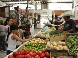 El Ayuntamiento buscará uniformar las características de cada uno de los puestos, locales y toldos en los mercados. ARCHIVO  /