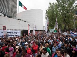 Integrantes de sindicatos se manifiestan frente Senado en contra de la reforma laboral. XINHUA  /