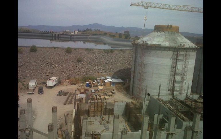 La planta está a escasos metros de la hidroeléctrica Valentín Gómez Farías, que se encuentra a su vez sobre la Carretera a Saltillo.  /