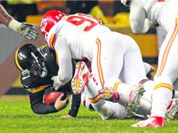 Dolor. Ben Roethlisberger es capturado por Tamba Hali, en la jugada que derivó en la lesión del jugador de Pittsburgh. AP  /