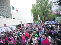 Protestas. Mientras los senadores discutían la minuta, afuera se vivieron momentos de tensión.  XINHUA  /