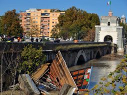 Bomberos y Protección Civil inspeccionan los daños. AFP  /