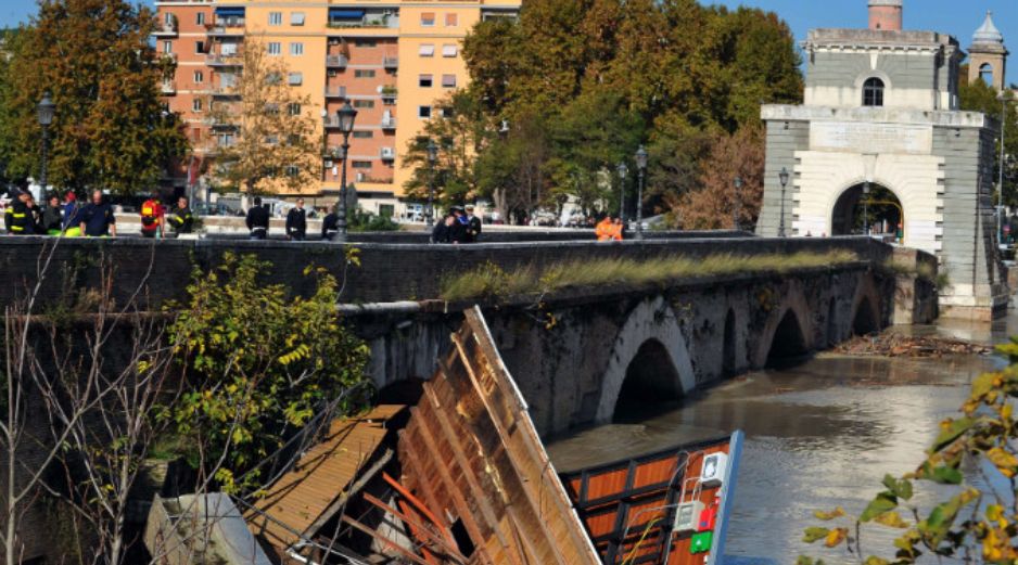 Bomberos y Protección Civil inspeccionan los daños. AFP  /