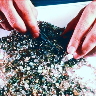 Un hombre se traga 220 diamantes