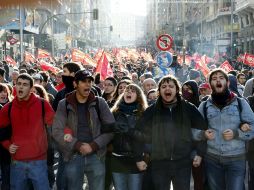 Varios centenares de personas marchan en la Gran Vía, de Madrid. EFE  /