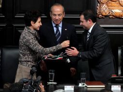 Ernesto Cordero, en presencia de Felipe Calderón, otorga el reconocimiento a la viuda de Ernesto de la Peña. EL UNIVERSAL  /