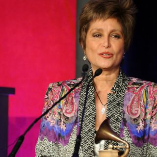 Daniela Romo recibe el Grammy a la Excelencia