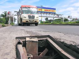 Basurero improvisado. A menudo las alcantarillas sin reja se convierten en depósito de desechos.  /