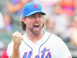 Su turno. R.A. Dickey se convirtió en el primer nudillero en ser distinguido como el mejor lanzador del año.AP  /
