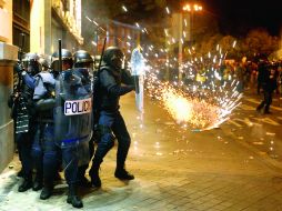 VIOLENCIA. Las protestas contra la austeridad, en varios sectores de Madrid, terminaron con enfrentamientos. AFP  /