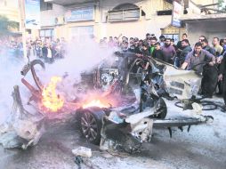 Los servicios de emergencia extinguen el fuego del automóvil de Ahmed Yaabari, tras el ataque aéreo israelí en la Ciudad de Gaza.XINHUA  /