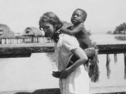 En 1978 muere la antropóloga estadounidense Margaret Mead. Aquí, con un niño guineano. AP  /