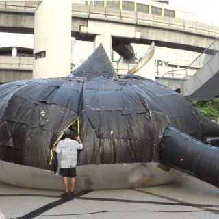 Monstruos de bolsas de basura invitan al reciclaje en Bangkok