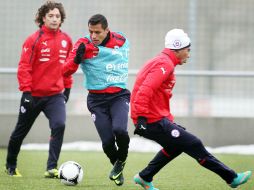 Sánchez (c) durante un entrenamiento con la selección de Chile antes de sufrir la lesión. EFE  /