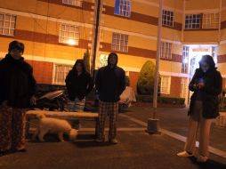 Algunas familias permanecen fuera de sus hogares después del sismo en la Ciudad de México. EFE  /