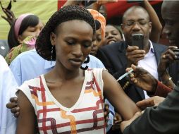 Una mujer de Mali recibe la vacuna contra la Meningitis A. EFE  /