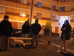 Algunas familias permanecen fuera de sus hogares después del simo. EFE  /