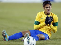 El brasileño cobró un penalti que se fue muy por encima de la portería de David Ospina. AP  /