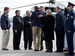 El presidente Obama es abrazado por el gobernador de Nueva York, Andrew Cuomo a su llegada. AP  /