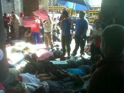 Los quejosos están postrados al piso en el ingreso del Palacio Municipal.  /