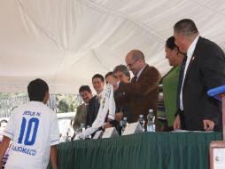 El alcalde se puso, literalmente, la camiseta del CECyTEJ que le fue regalada por un alumno. ESPECIAL  /