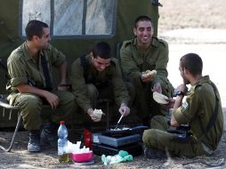 Soldados israelíes se alimentan en su guarnición. REUTERS  /