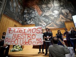 Los estudiantes mostraron una manta, en la que se exponía la leyenda: ''Exigimos nuestros pagos''.  /
