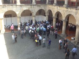 En el patio del Congreso se instalaron dos grandes mesas; en una se les paga a los supernumerarios, en otra a los basificados.  /