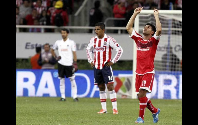 Antonio Naelson 'Sinha' celebra el segundo gol de los Diablos en el partido. MEXSPORT  /