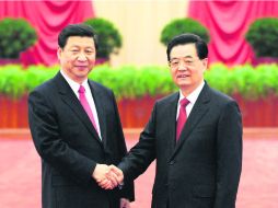 Predecesor. El mandatario chino Hu Jintao (derecha) estrecha la mano con Xi Jinping. XINHUA  /