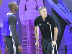 Mike D’Antoni, aún con las secuelas de una operación en la rodilla, asistió al entrenamiento de los Lakers. REUTERS  /