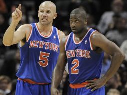 Jason Kidd (i) habla con su compañero Raymond Felton durante la segunda mitad de un partido de baloncesto de la NBA contra los Spurs.AP  /